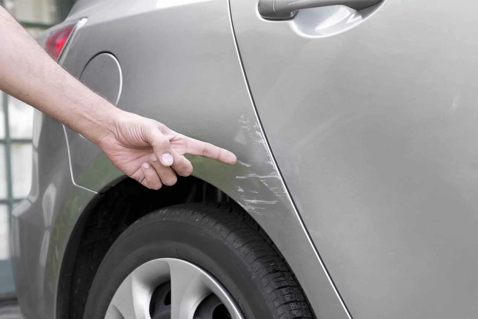 Les meilleures astuces pour reparer une rayure profonde sur votre voiture